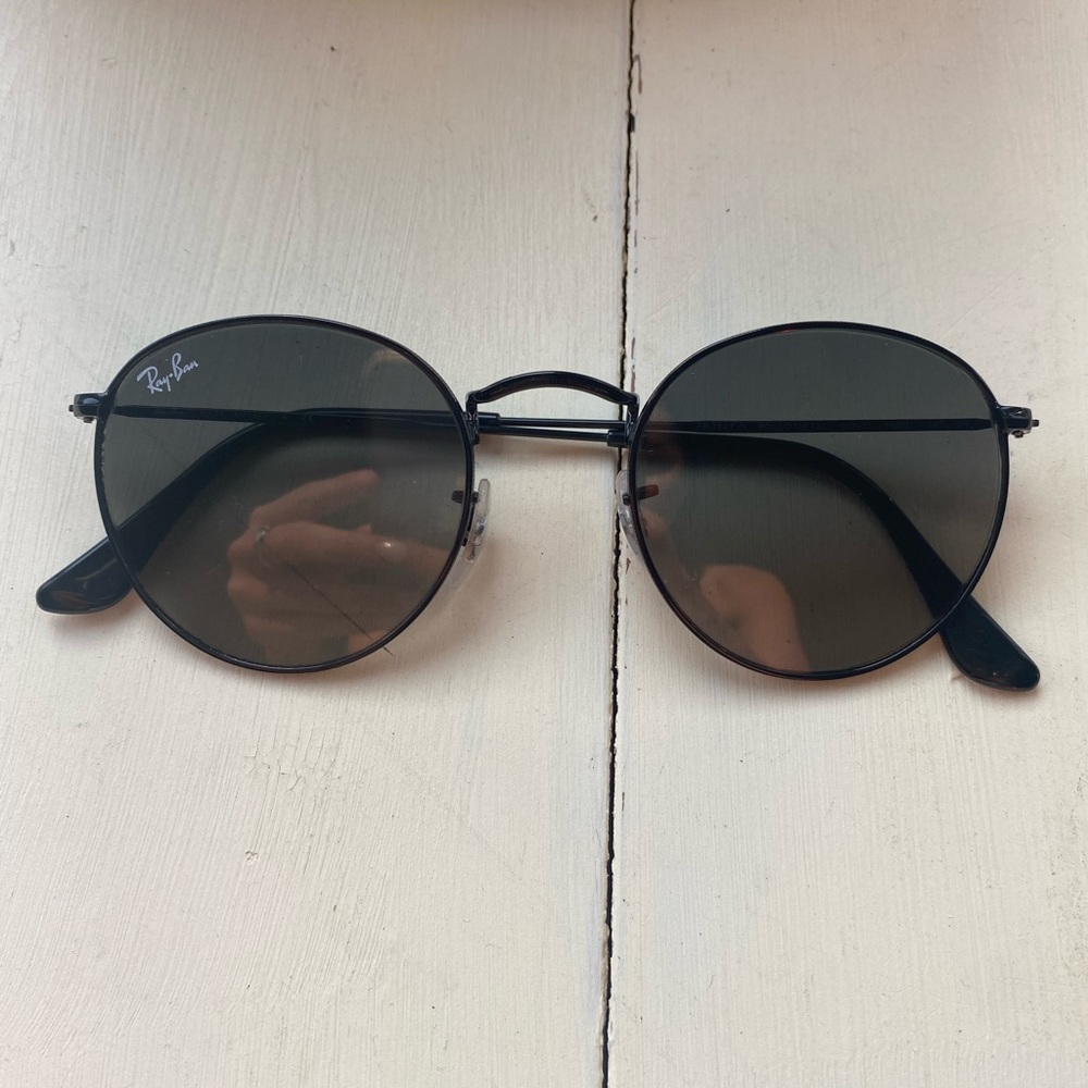 Black round flat Ray Bans